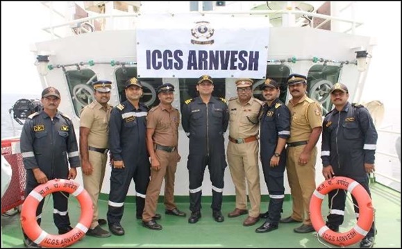 की छवि ICGS Arnvesh पर समुद्री पुलिस के साथ संयुक्त तटीय गश्ती